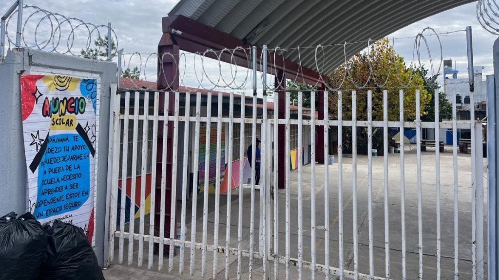 Padres de familia en Héroes de Chapultepec instalan protecciones de seguridad ante ola de robos en escuelas