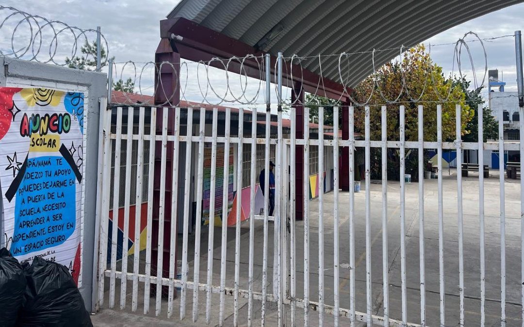 Padres de familia en Héroes de Chapultepec instalan protecciones de seguridad ante ola de robos en escuelas