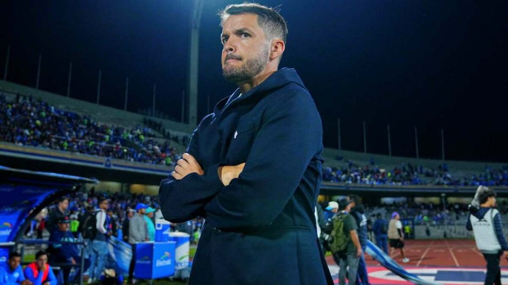 Nicolás Larcamón Busca ‘Enmudecer el Volcán’ con una Estrategia Innovadora