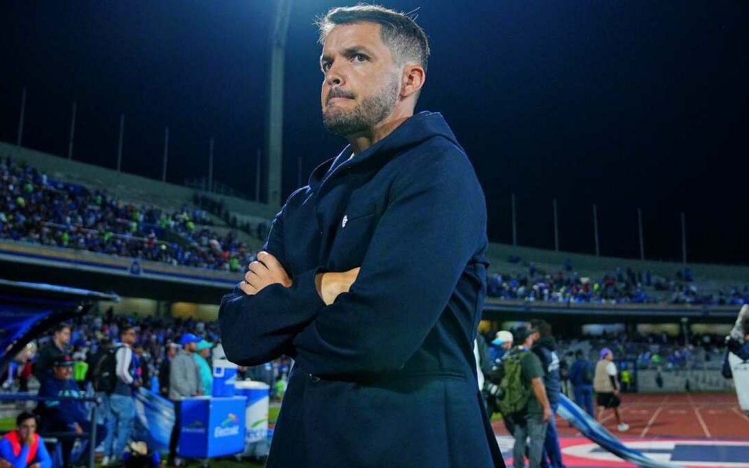 Nicolás Larcamón Busca ‘Enmudecer el Volcán’ con una Estrategia Innovadora