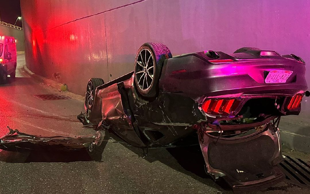 Volcadura de auto: Mustang accidentado en carretera Torreón-Matamoros y conductor evidenciado por huida