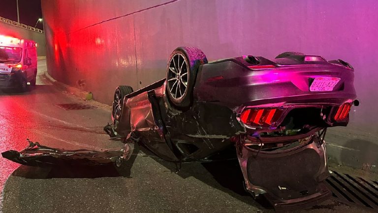 Volcadura de auto: Mustang accidentado en carretera Torreón-Matamoros y conductor evidenciado por huida