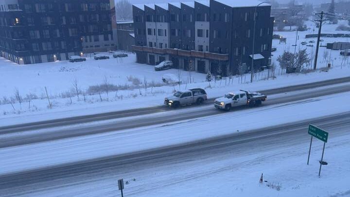 Hielo Complica el Tráfico en Denver Tras la Nevada de Diciembre