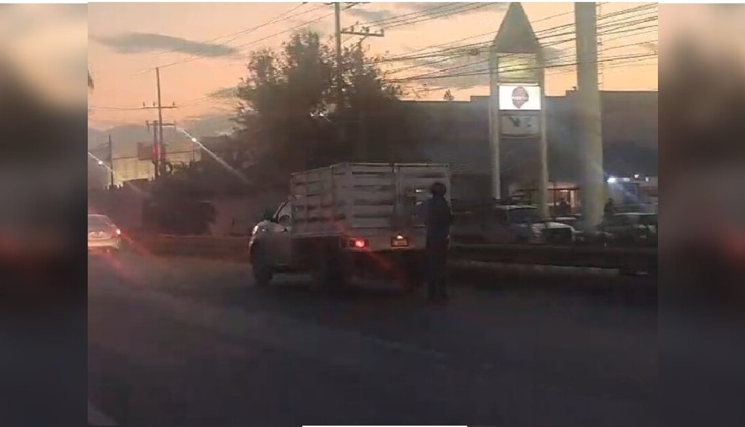 Joven en patines se agarra de camioneta en Nuevo León y causa controversia en la avenida Miguel Alemán