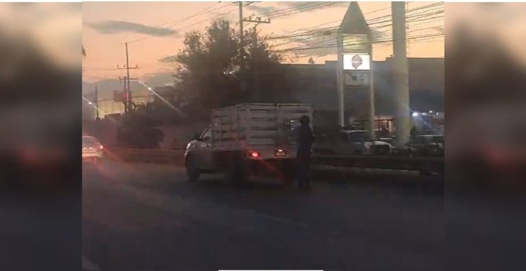 Joven en patines se agarra de camioneta en Nuevo León y causa controversia en la avenida Miguel Alemán