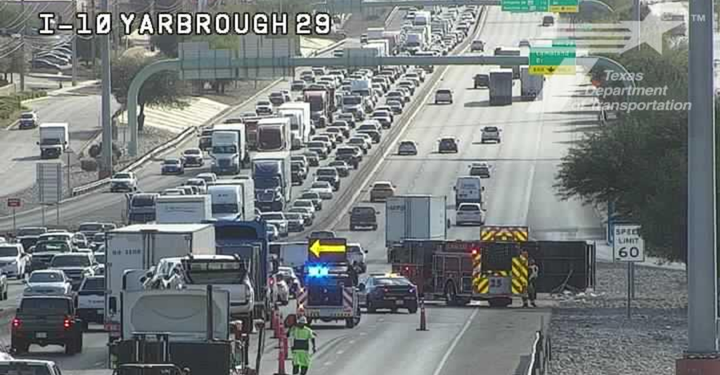 Accidente en la I-10: Volcadura de camión cerca de Yarbrough en El Paso