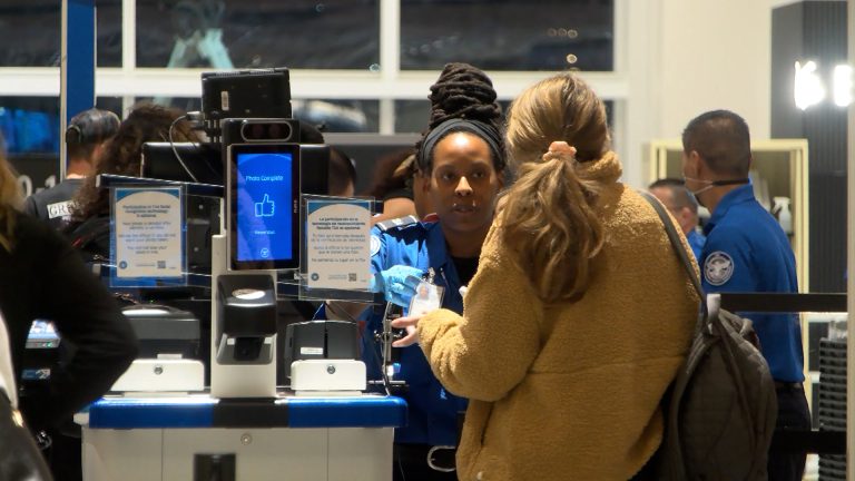 A partir de febrero, viajar sin Real ID implicará una tarifa de 45 dólares, según la TSA