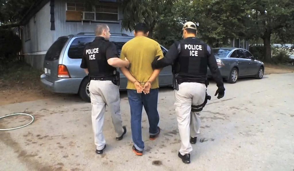 Audiencias de fianza para inmigrantes detenidos: Jueza federal revierte política del DHS