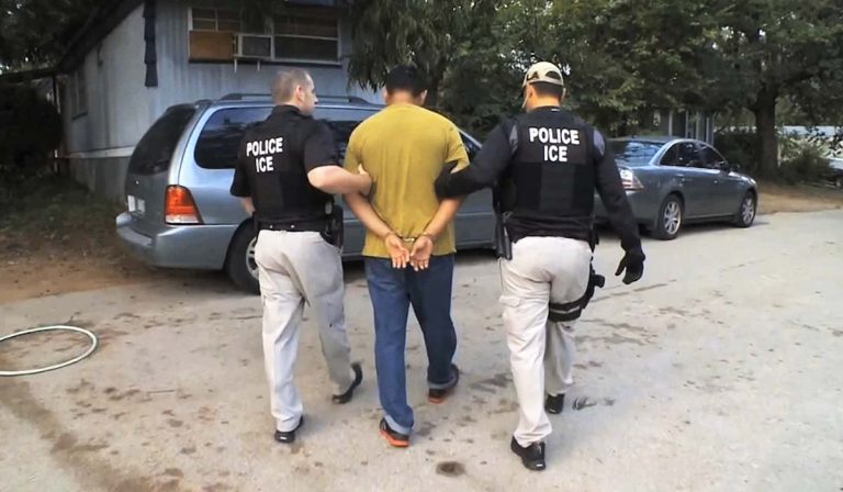 Audiencias de fianza para inmigrantes detenidos: Jueza federal revierte política del DHS