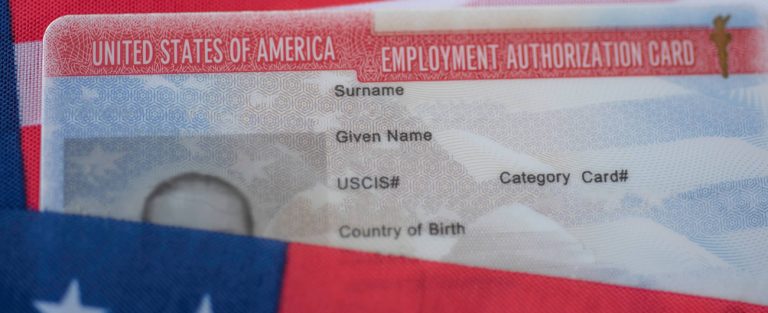 EE.UU. reduce a 18 meses el permiso de trabajo para refugiados en una nueva política migratoria