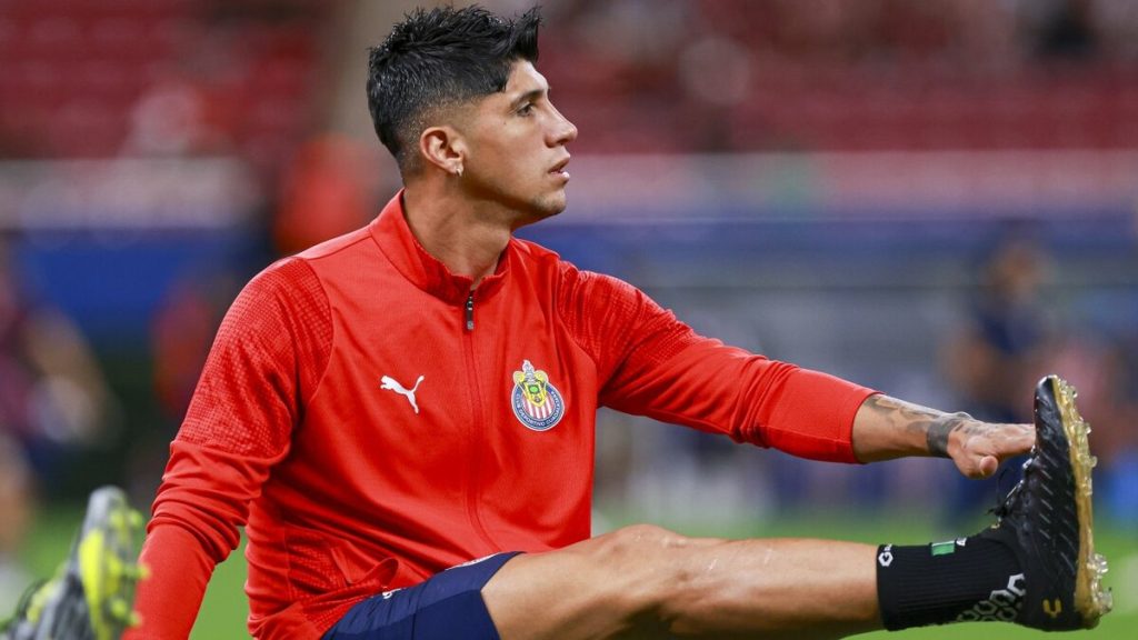 Alan Pulido: Chivas Busca Reubicar al ‘Pez Gordo’ Antes del Cierre de Transferencias