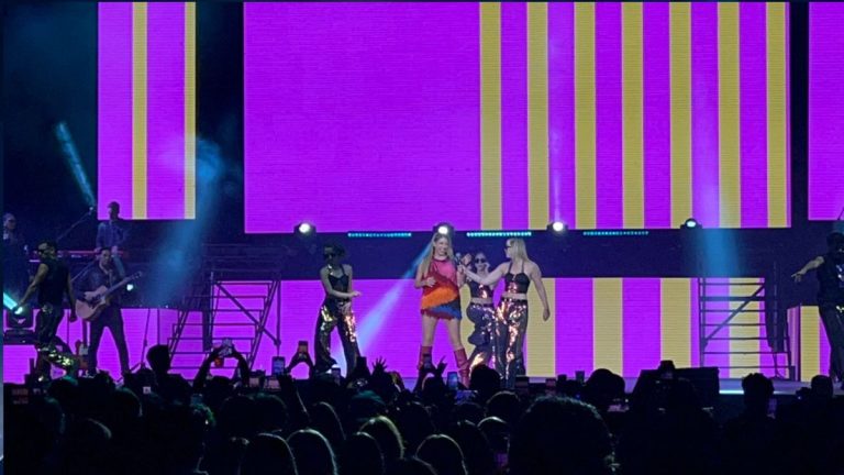Flor Bertotti lleva a los regios en un emocionante viaje al pasado en su concierto en Monterrey