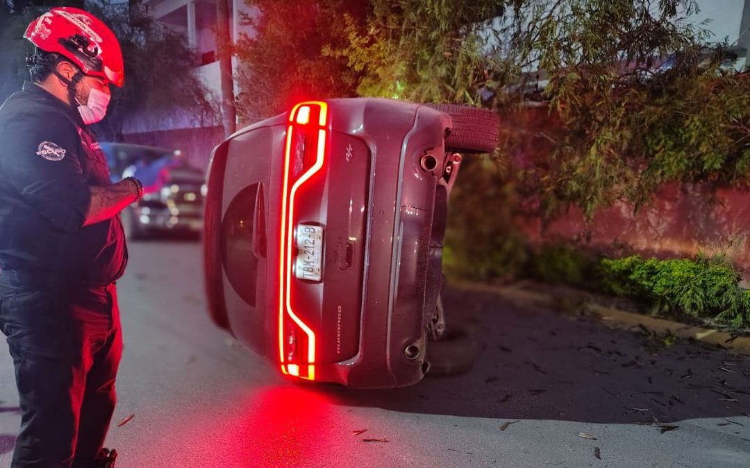 Accidente de Tráfico en Monterrey: Conductora Pierde Control y Choca Contra un Árbol