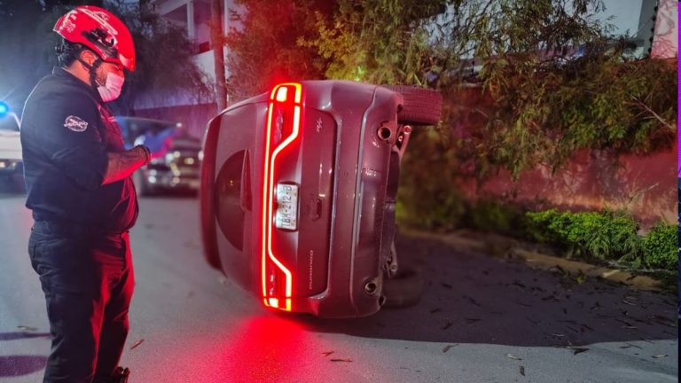 Accidente de Tráfico en Monterrey: Conductora Pierde Control y Choca Contra un Árbol