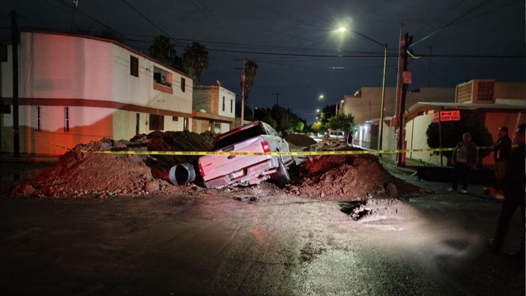 Camioneta caída en zanja de obra de SIMAS Torreón: Conductor escapa ileso