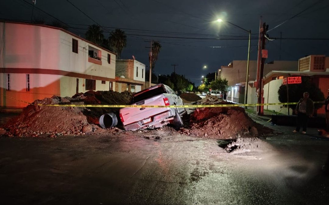 Camioneta caída en zanja de obra de SIMAS Torreón: Conductor escapa ileso