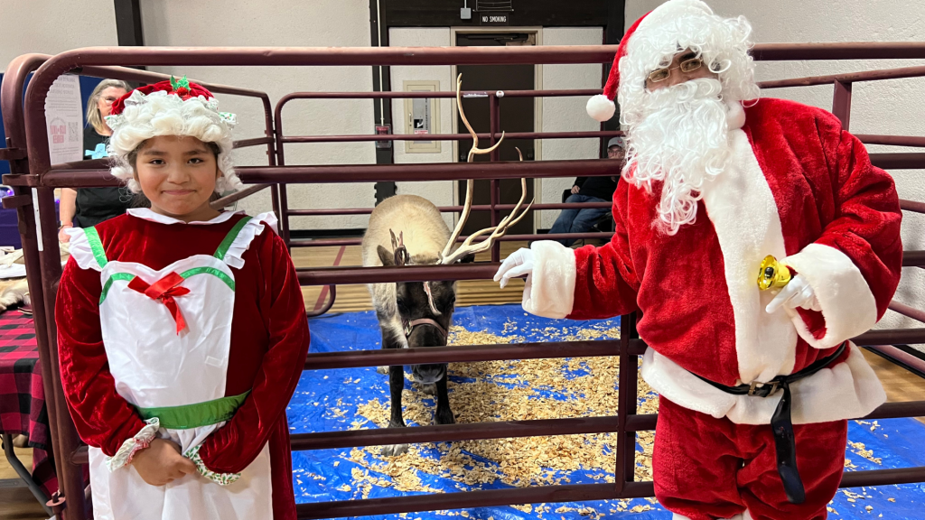 Convite Navideño en Evergreen: Celebra con Santa Claus y un Reno Real este Sábado