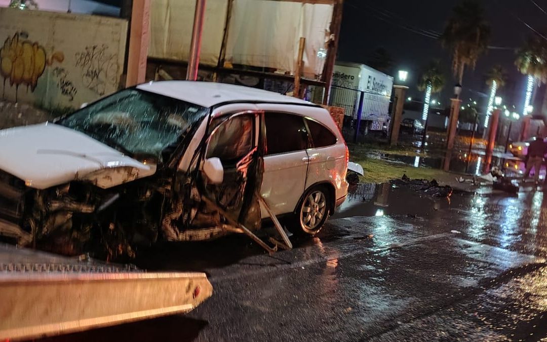 Conductor Ebrio Provoca Accidente y Destroza Camioneta contra Poste Metálico en Torreón
