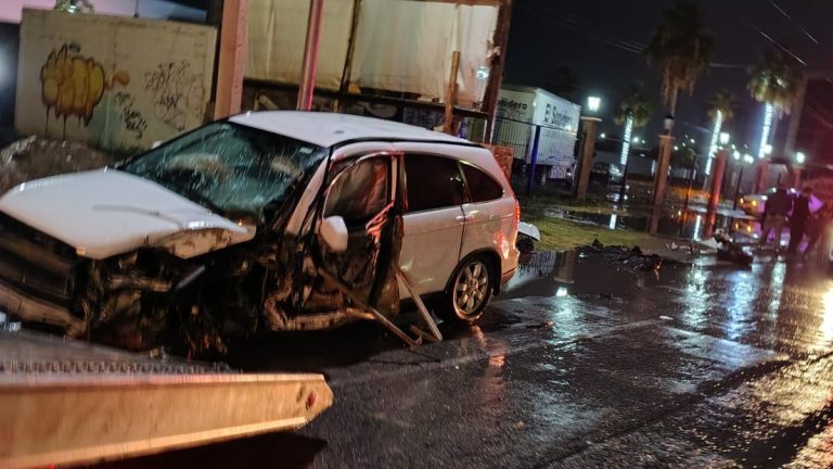 Conductor Ebrio Provoca Accidente y Destroza Camioneta contra Poste Metálico en Torreón