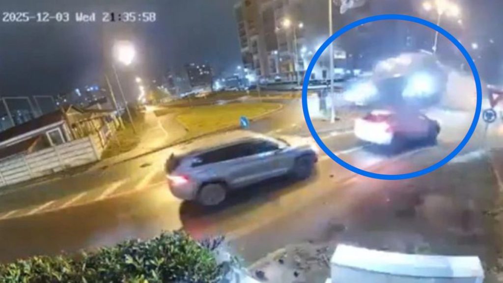 Auto Vuela sobre Dos Coches Tras Emergencia Médica: Video Impactante