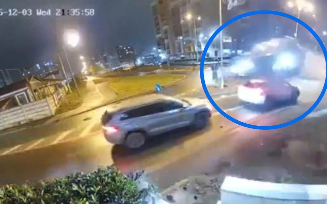 Auto Vuela sobre Dos Coches Tras Emergencia Médica: Video Impactante