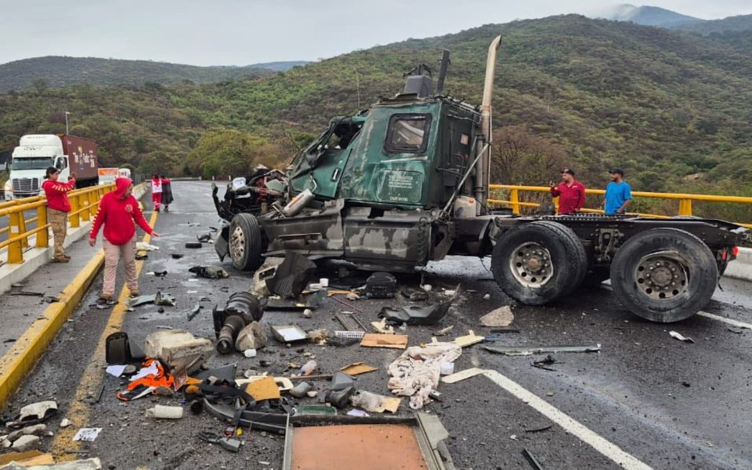 Cierre Total en la Autopista Guadalajara-Colima: Dos Accidentes Simultáneos Dejan 6 Heridos y Tráiler Destrozado