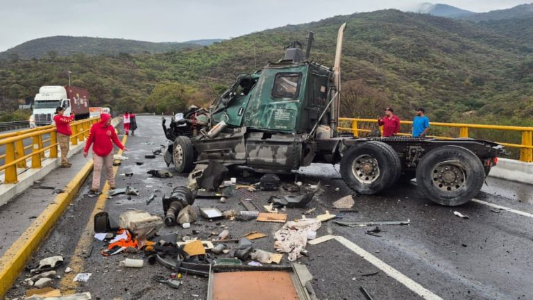 Cierre Total en la Autopista Guadalajara-Colima: Dos Accidentes Simultáneos Dejan 6 Heridos y Tráiler Destrozado