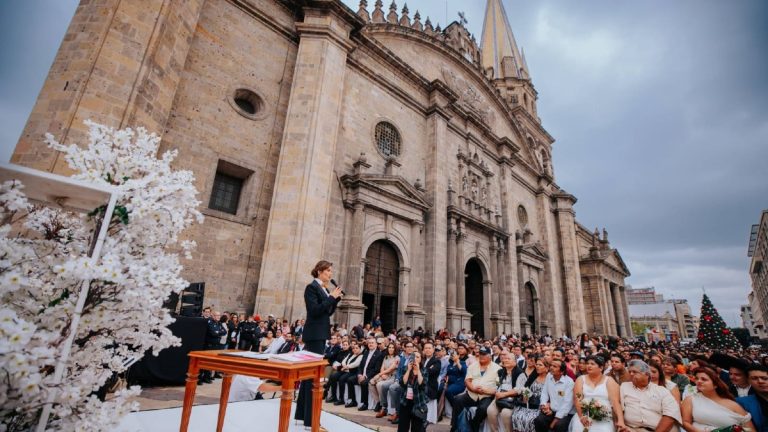 Ceremonia Colectiva: Verónica Delgadillo Une a Mil 726 Parejas en el Corazón de Guadalajara