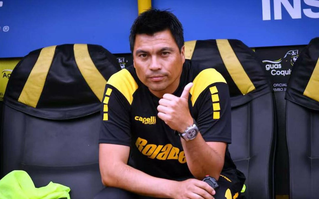 Gallos Blancos de Querétaro presentan a Esteban González como su nuevo entrenador de manera creativa