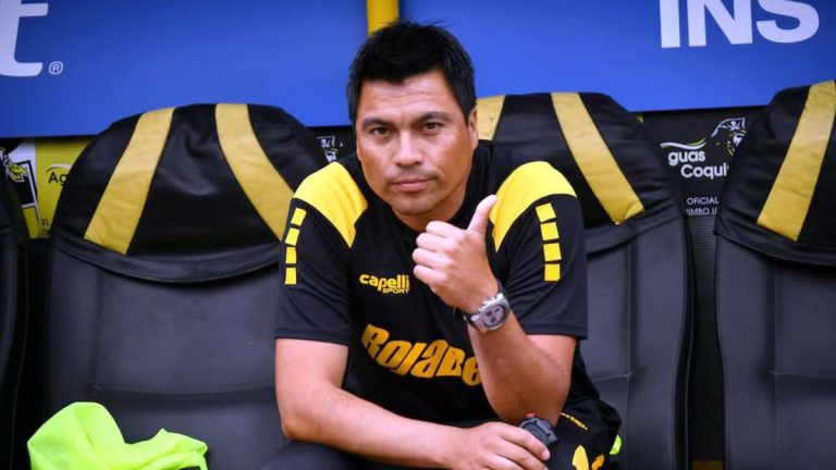 Gallos Blancos de Querétaro presentan a Esteban González como su nuevo entrenador de manera creativa