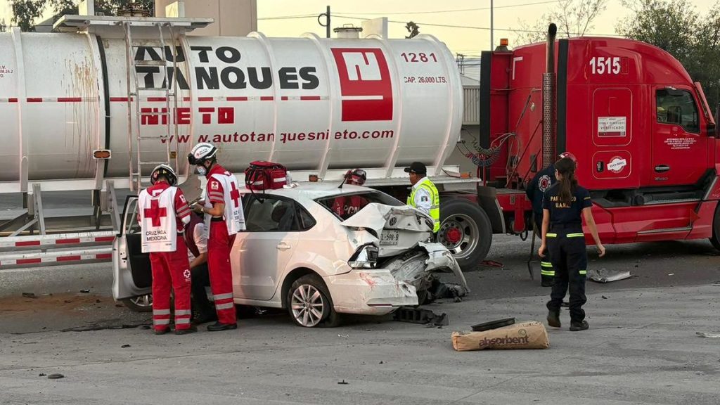 Accidente de Tránsito en Monterrey: Conductor Ebrio Colisiona con Pipa en Avenida Félix U. Gómez