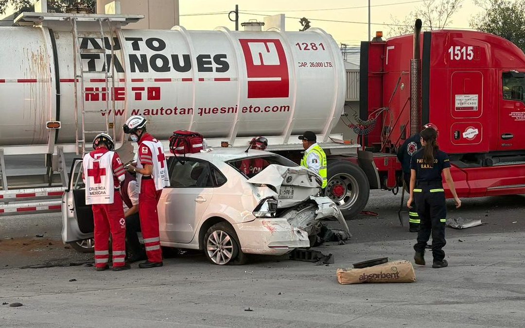 Accidente de Tránsito en Monterrey: Conductor Ebrio Colisiona con Pipa en Avenida Félix U. Gómez