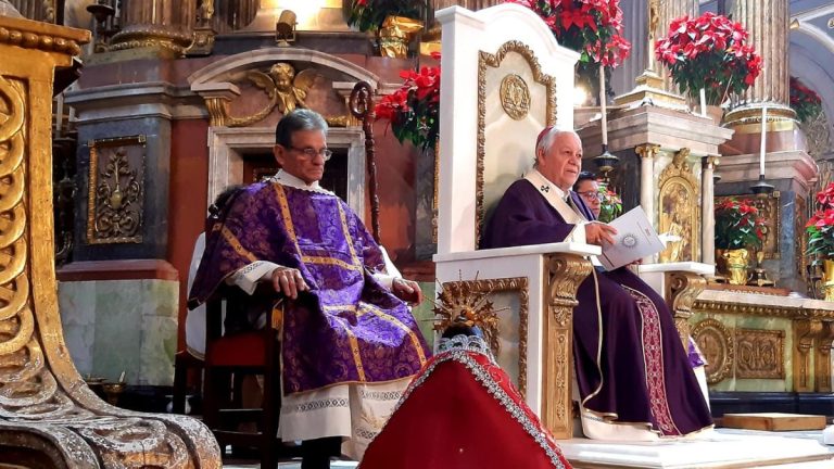 Arzobispo de Puebla Enciende Vela de Adviento en Una Ceremonia por la Paz y el Descanso de Joseline