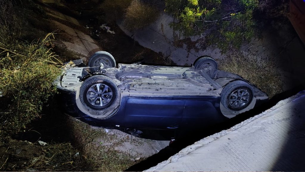 Accidente Automovilístico en Torreón: Hombre Vuelca su Auto en Canal de Riego
