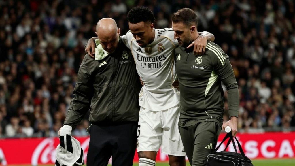 Militao sufre una grave lesión y estará fuera del Real Madrid durante cuatro meses