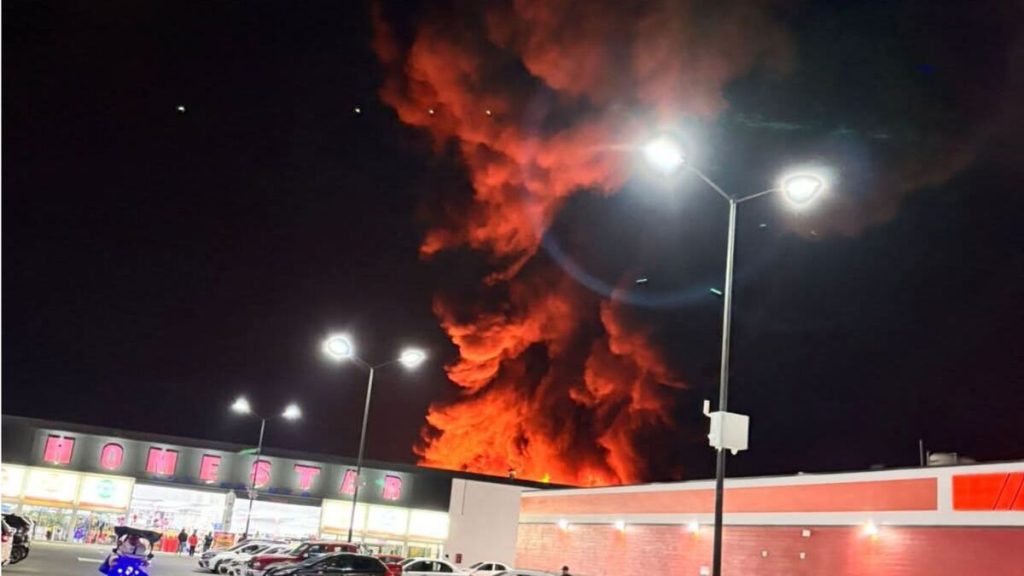 Incendio en Ixtapaluca: Evacuación de vecinos y Plaza Pilares tras el accidente en una fábrica de colchones