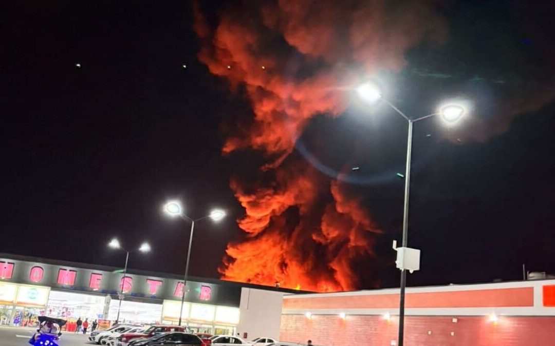 Incendio en Ixtapaluca: Evacuación de vecinos y Plaza Pilares tras el accidente en una fábrica de colchones