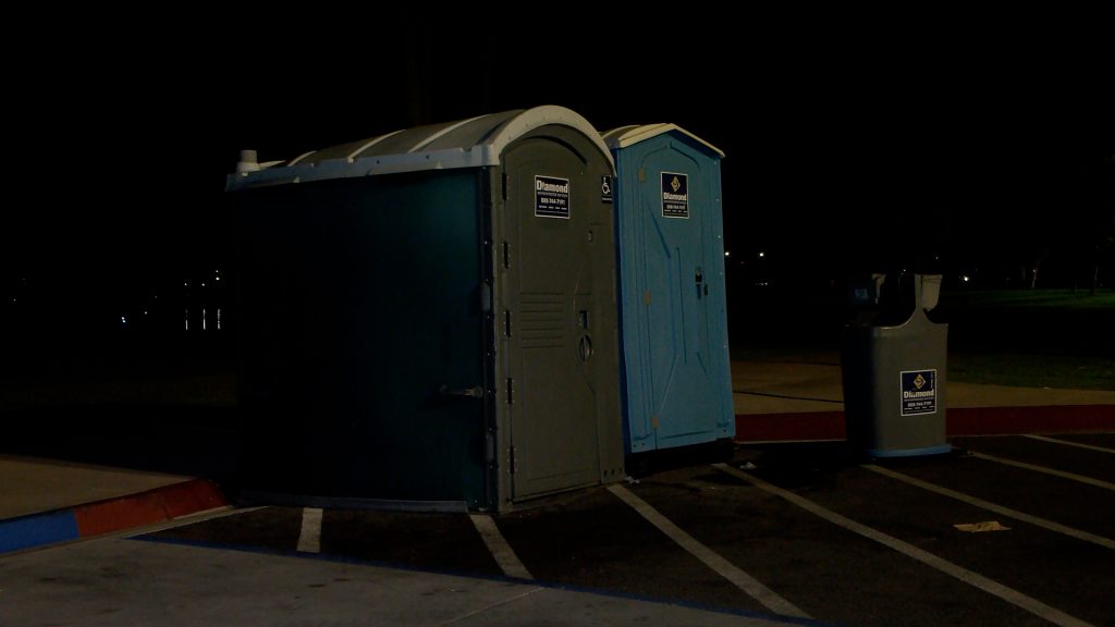 Investigación por muerte sospechosa de un bebé encontrado en baño portátil en Mission Bay
