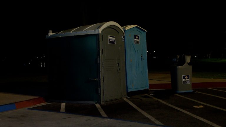 Investigación por muerte sospechosa de un bebé encontrado en baño portátil en Mission Bay