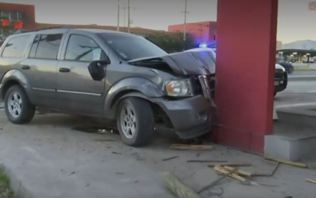 Accidente de auto en Torreón: Conductor choca contra negocio de comida en camino a consulta médica