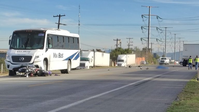 Trágico Accidente en Ciénega de Flores: Motociclista Muerto Tras Colisión y Atropellamiento