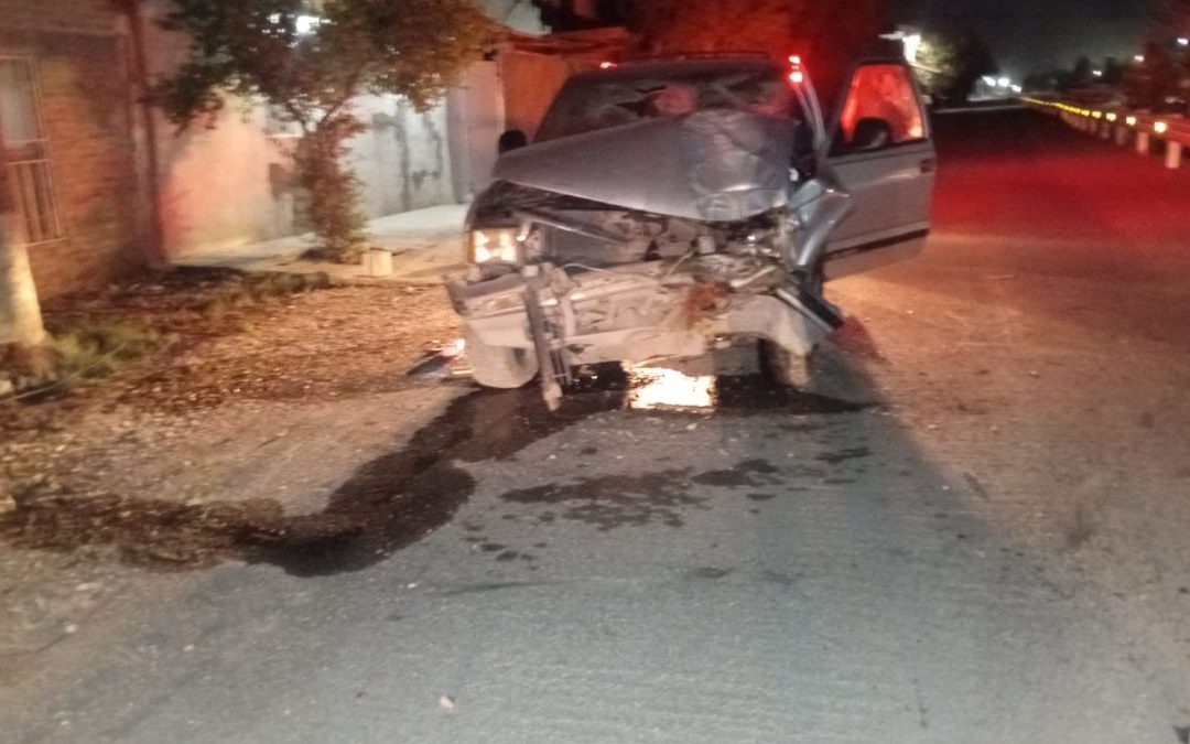 Accidente de Auto en Lerdo: Conductor Abandona Camioneta Tras Chocar Contra un Árbol