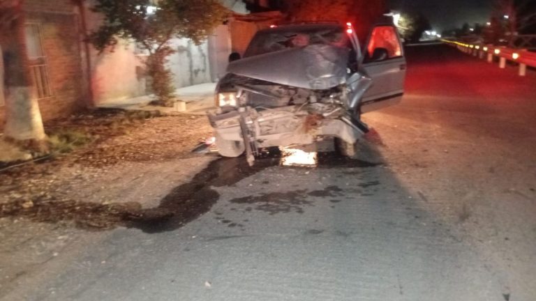 Accidente de Auto en Lerdo: Conductor Abandona Camioneta Tras Chocar Contra un Árbol