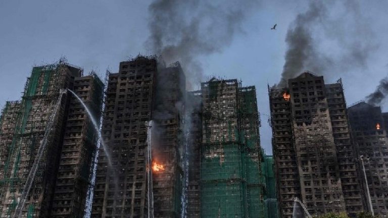 Incendio en Hong Kong: 160 Víctimas y Seis Desaparecidos en Tragedia Inminente