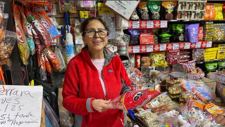 Venta de Dulces en el Mercado Alianza: Comerciantes Esperan Repunte en las Ventas