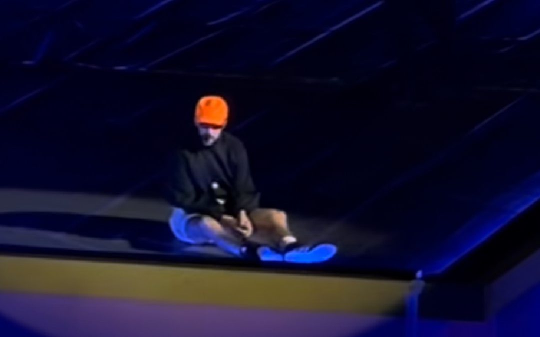 Bad Bunny sufre una caída impactante en su esperado concierto en CDMX