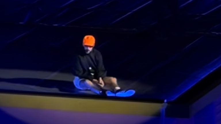 Bad Bunny sufre una caída impactante en su esperado concierto en CDMX