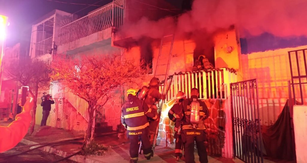 Madre y sus 3 hijos saltan de la azotea por incendio en Guadalajara causado por luces navideñas