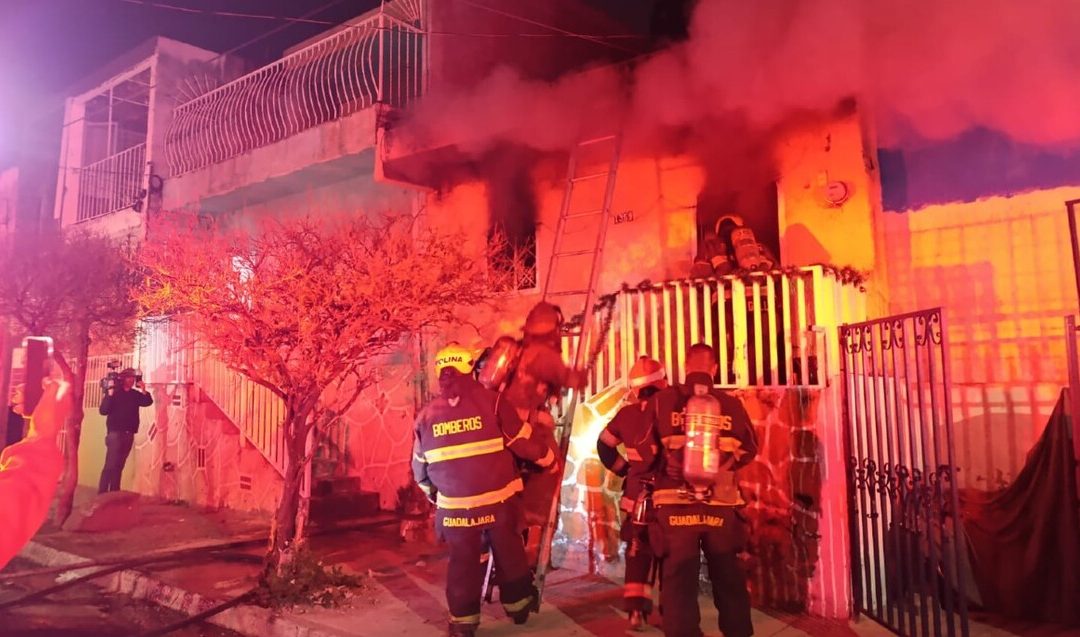 Madre y sus 3 hijos saltan de la azotea por incendio en Guadalajara causado por luces navideñas