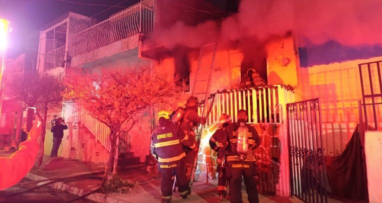 Madre y sus 3 hijos saltan de la azotea por incendio en Guadalajara causado por luces navideñas